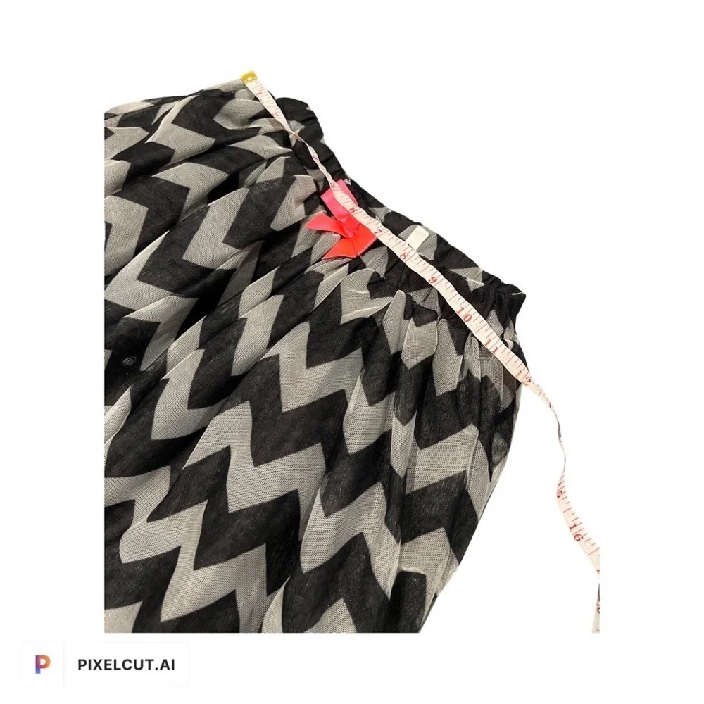 H&M black and gray Girls Chevron skirt with a pink bow detail Girls 7-8. - Picture 3 of 6